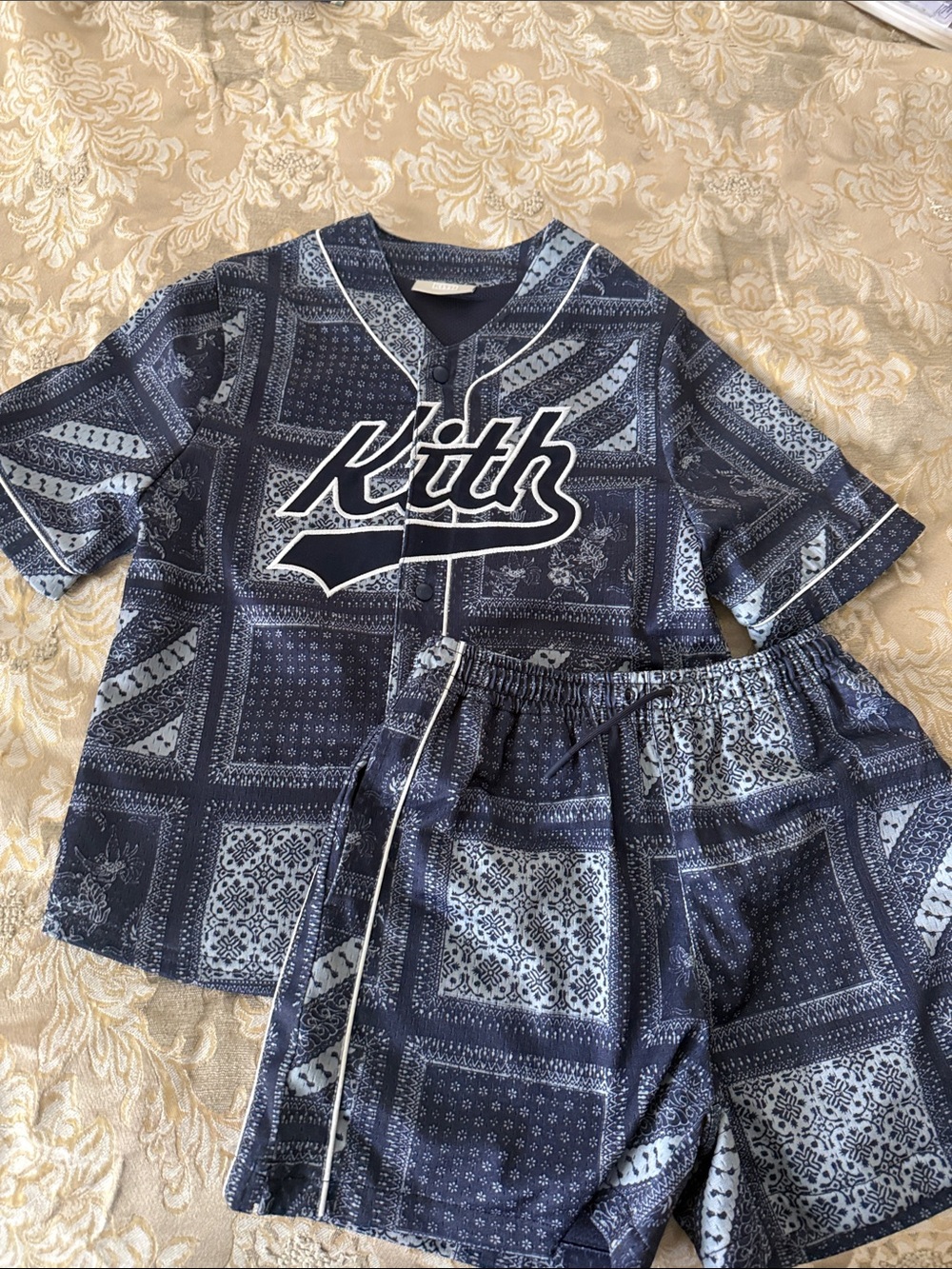 Kith- size M